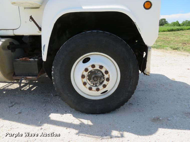 image for item DE8124 1985 Mack R688ST semi truck