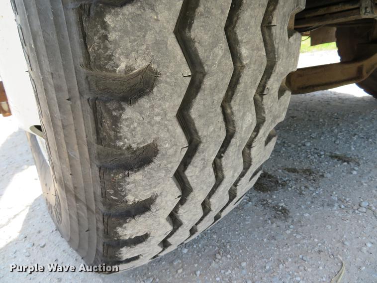 image for item DE8124 1985 Mack R688ST semi truck