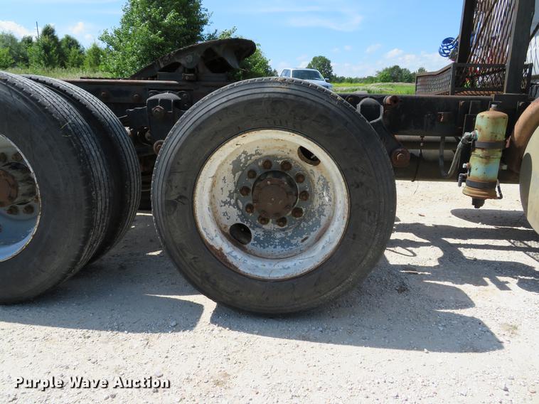 image for item DE8124 1985 Mack R688ST semi truck