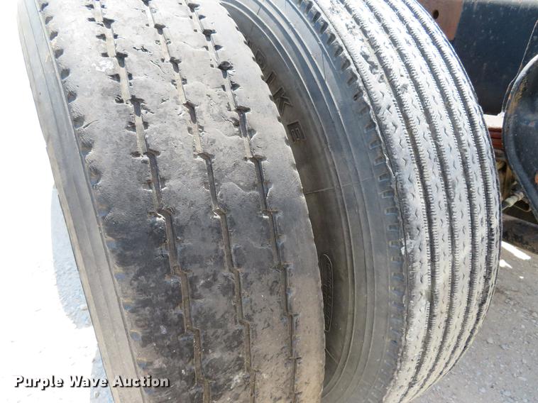 image for item DE8124 1985 Mack R688ST semi truck