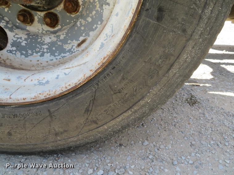 image for item DE8124 1985 Mack R688ST semi truck