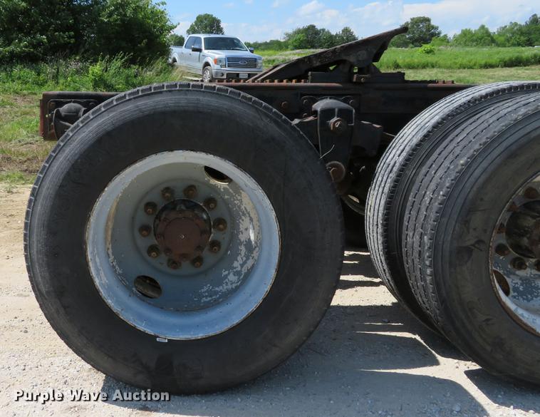 image for item DE8124 1985 Mack R688ST semi truck