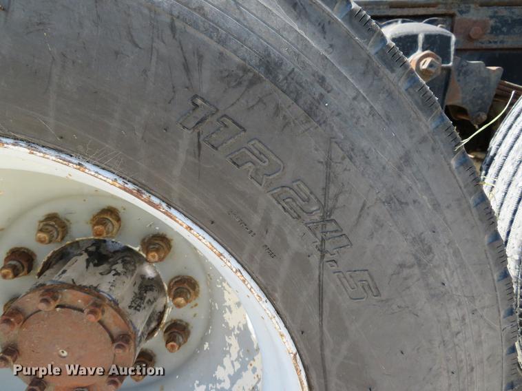 image for item DE8124 1985 Mack R688ST semi truck