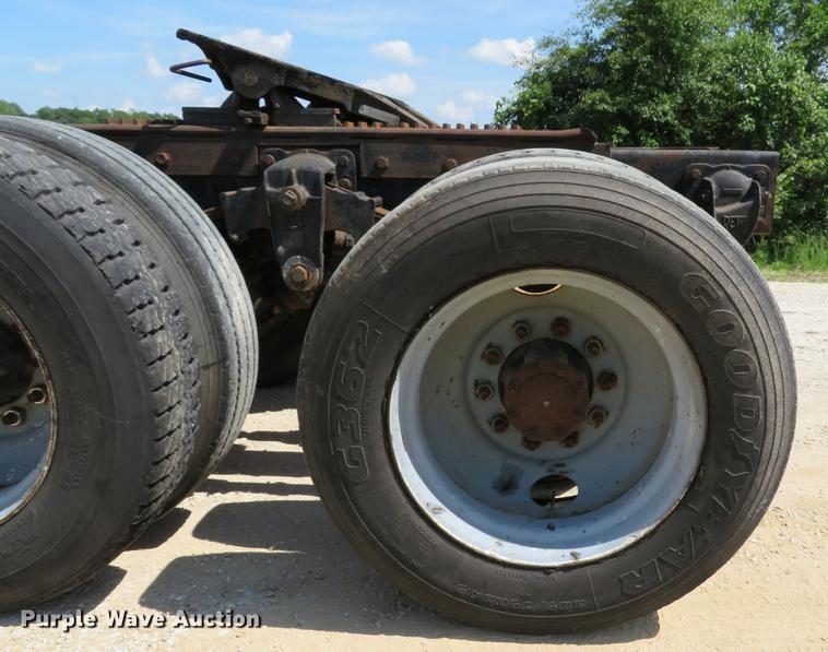 image for item DE8124 1985 Mack R688ST semi truck