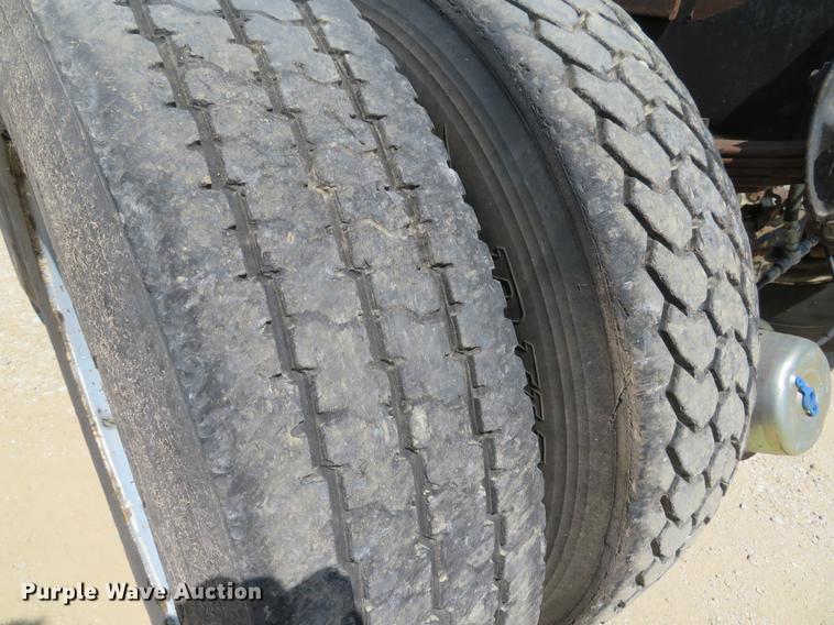 image for item DE8124 1985 Mack R688ST semi truck