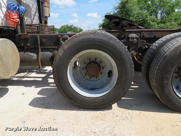 image for item DE8124 1985 Mack R688ST semi truck