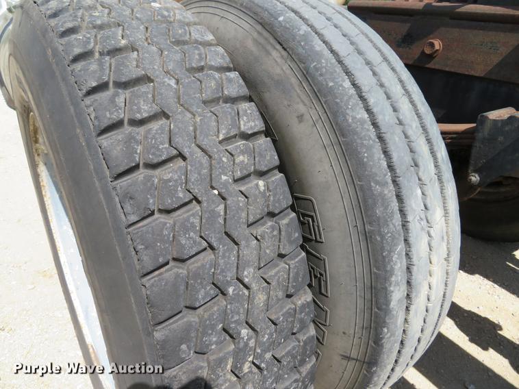 image for item DE8124 1985 Mack R688ST semi truck