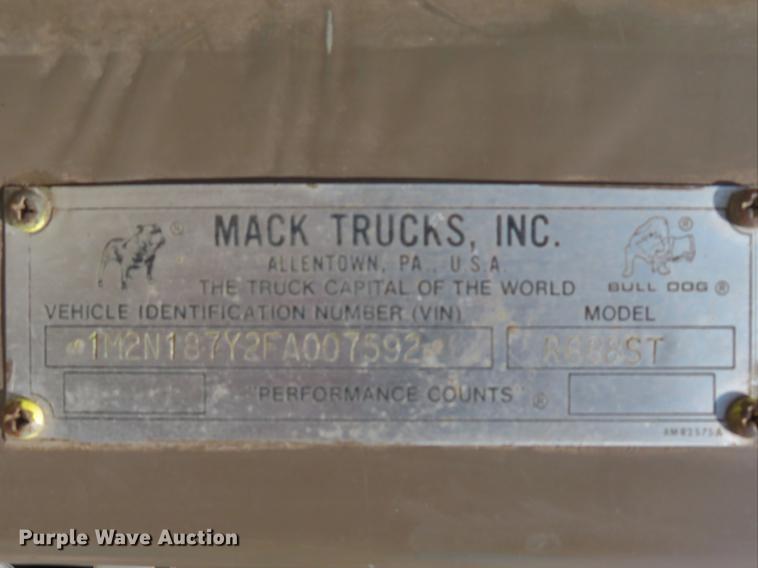 image for item DE8124 1985 Mack R688ST semi truck
