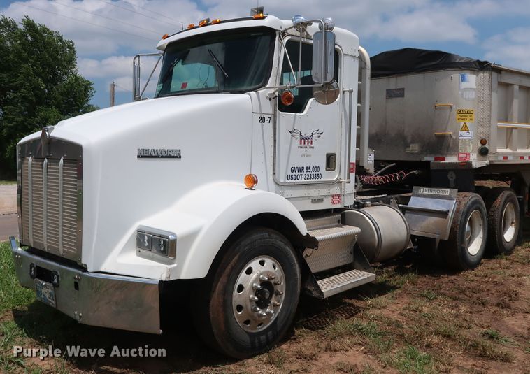 image for item DG4014 2000 Kenworth T800B semi truck
