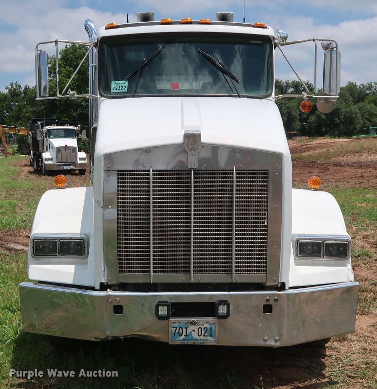 image for item DG4014 2000 Kenworth T800B semi truck
