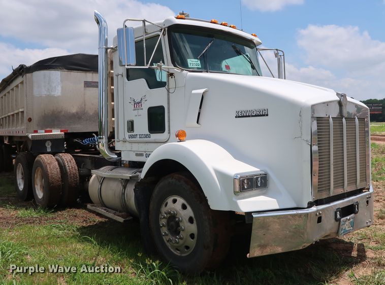 image for item DG4014 2000 Kenworth T800B semi truck