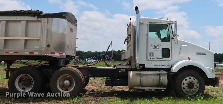 image for item DG4014 2000 Kenworth T800B semi truck