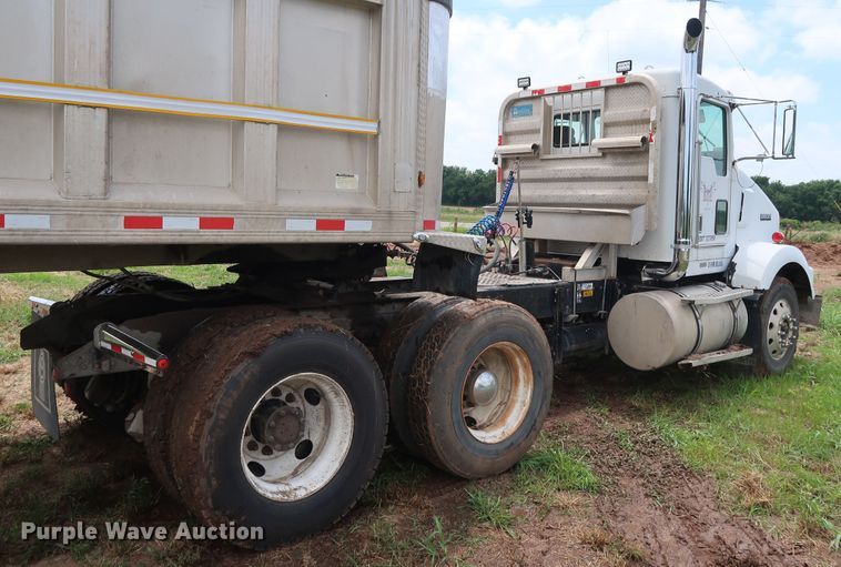 image for item DG4014 2000 Kenworth T800B semi truck