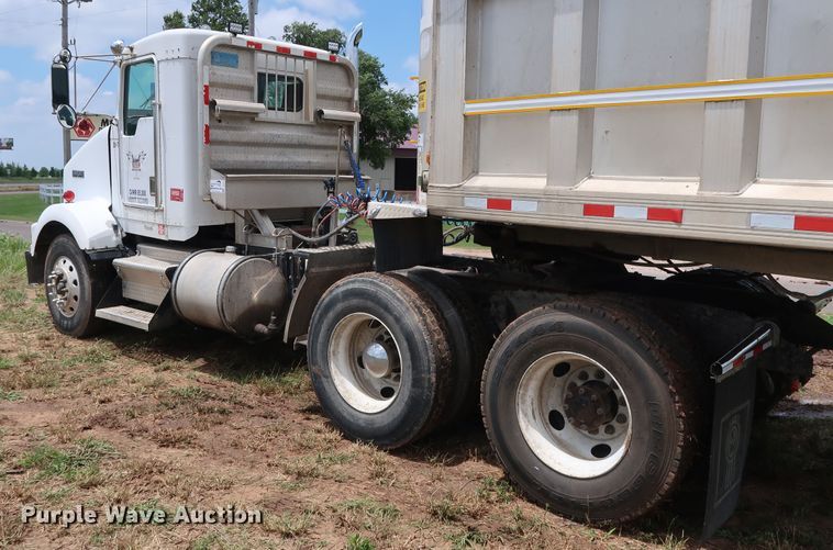 image for item DG4014 2000 Kenworth T800B semi truck