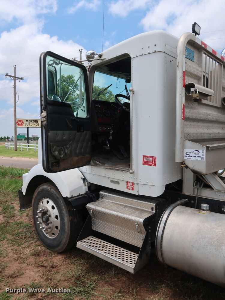 image for item DG4014 2000 Kenworth T800B semi truck