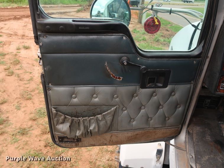 image for item DG4014 2000 Kenworth T800B semi truck