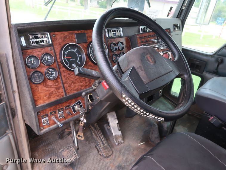 image for item DG4014 2000 Kenworth T800B semi truck