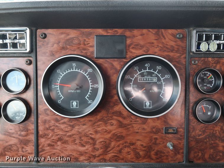 image for item DG4014 2000 Kenworth T800B semi truck