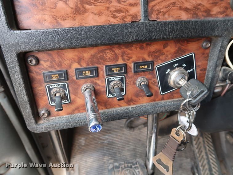 image for item DG4014 2000 Kenworth T800B semi truck