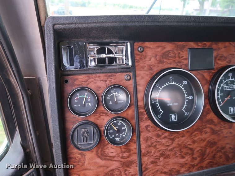 image for item DG4014 2000 Kenworth T800B semi truck