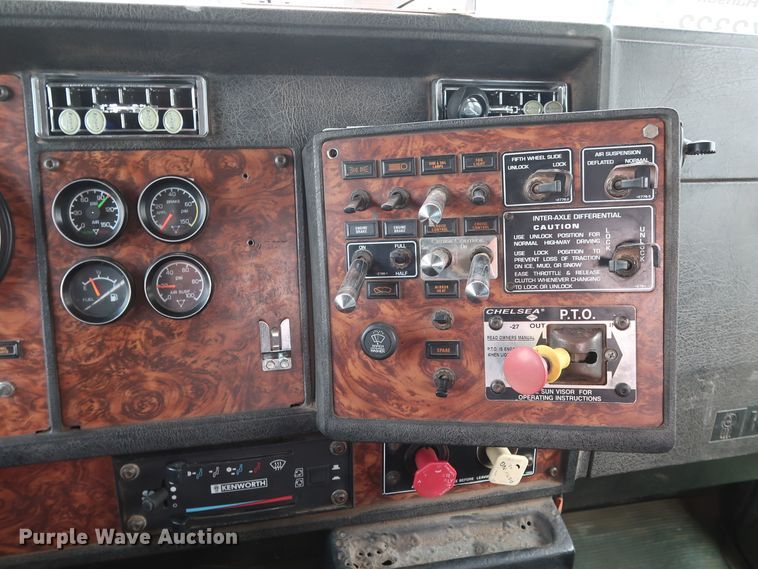 image for item DG4014 2000 Kenworth T800B semi truck