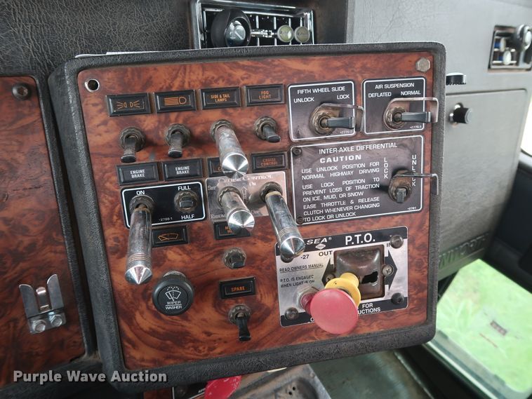 image for item DG4014 2000 Kenworth T800B semi truck