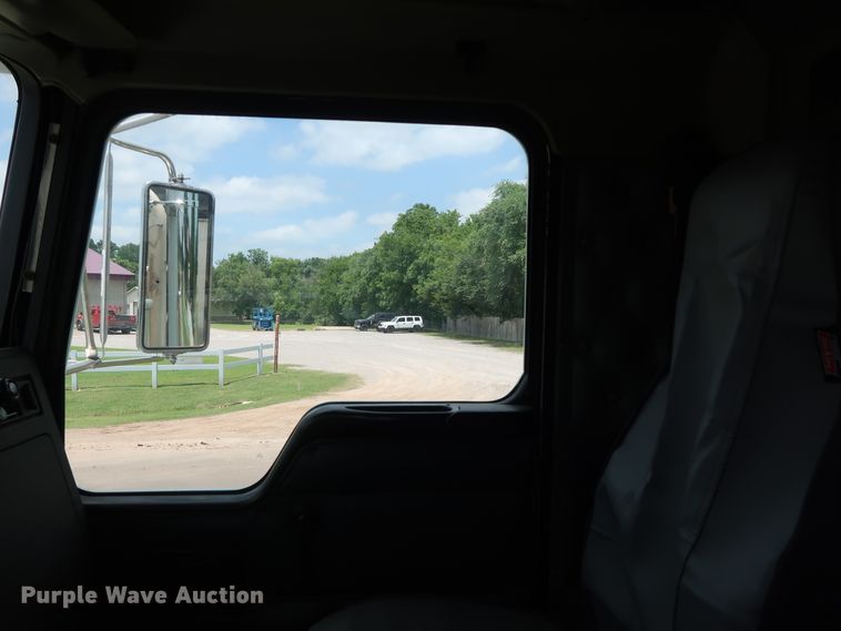 image for item DG4014 2000 Kenworth T800B semi truck