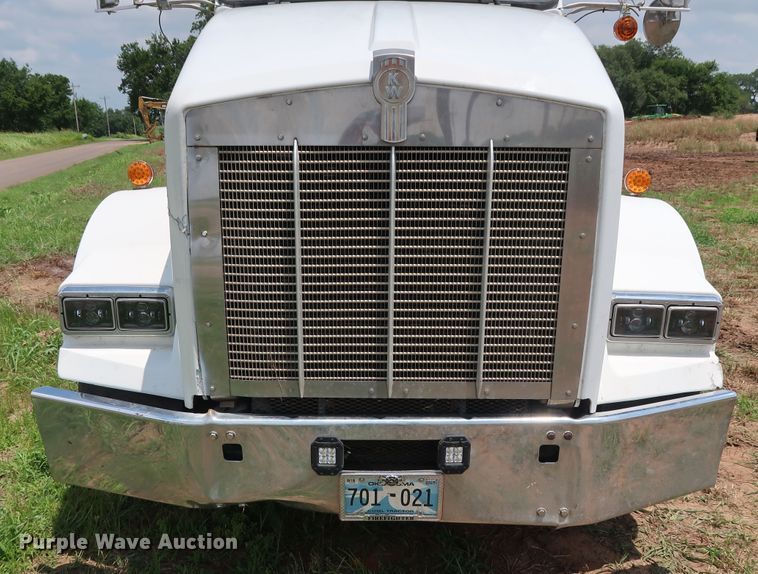 image for item DG4014 2000 Kenworth T800B semi truck