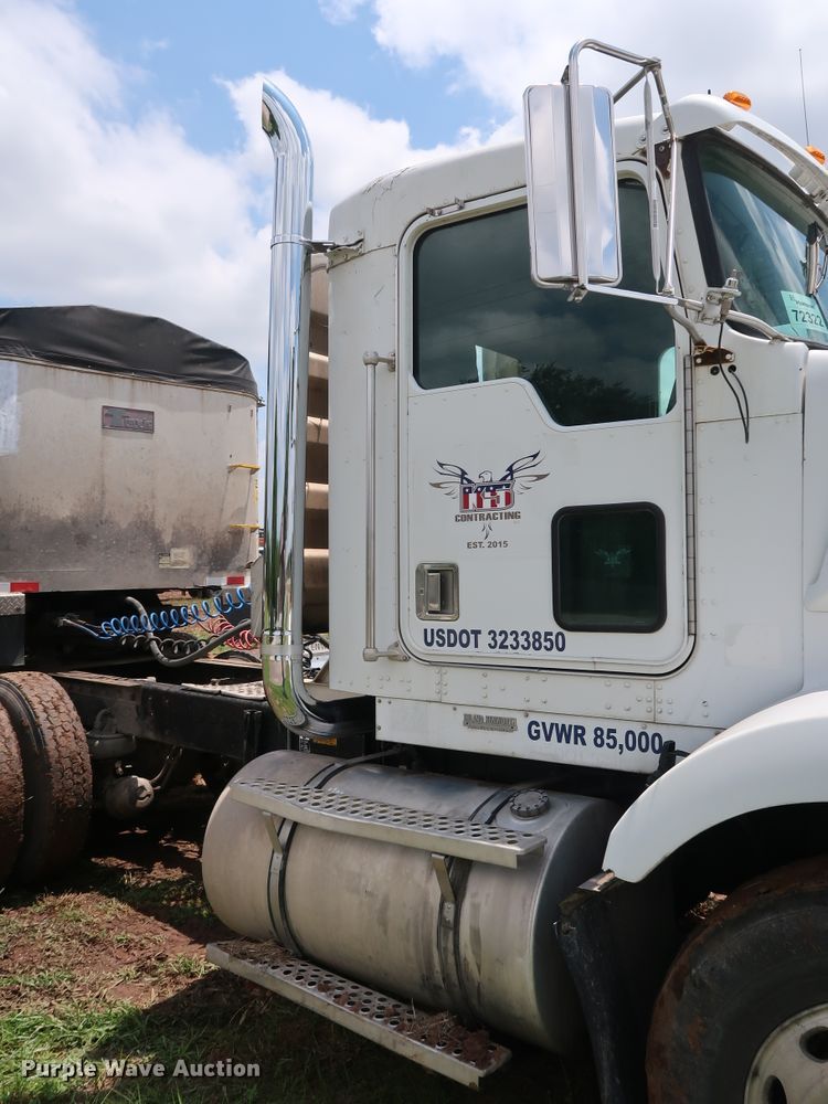 image for item DG4014 2000 Kenworth T800B semi truck