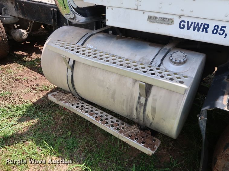 image for item DG4014 2000 Kenworth T800B semi truck