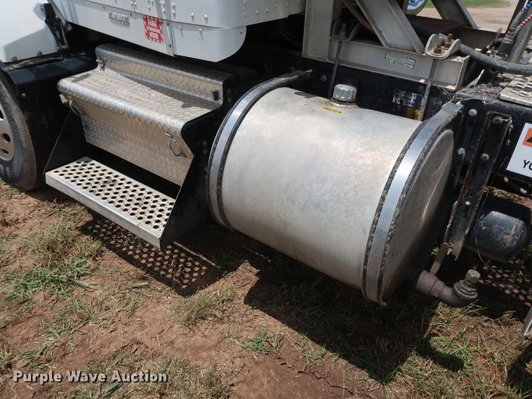 image for item DG4014 2000 Kenworth T800B semi truck