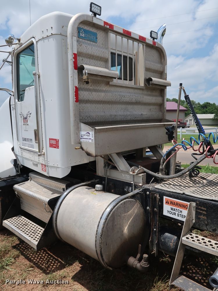 image for item DG4014 2000 Kenworth T800B semi truck