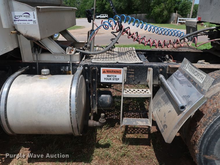 image for item DG4014 2000 Kenworth T800B semi truck