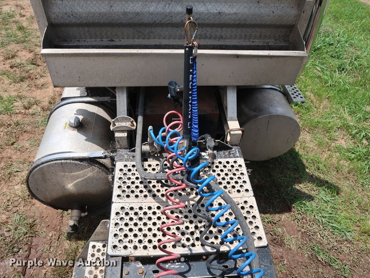 image for item DG4014 2000 Kenworth T800B semi truck