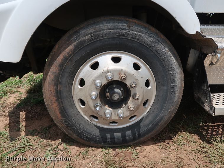 image for item DG4014 2000 Kenworth T800B semi truck