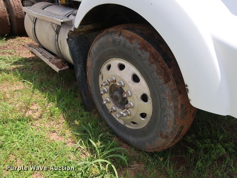 image for item DG4014 2000 Kenworth T800B semi truck