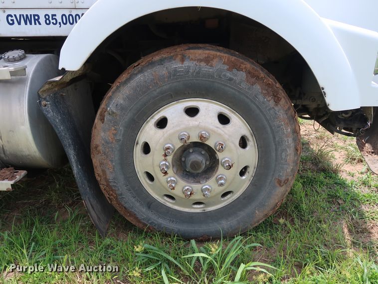 image for item DG4014 2000 Kenworth T800B semi truck