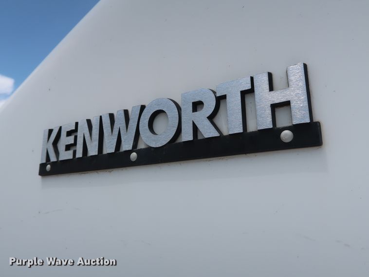 image for item DG4014 2000 Kenworth T800B semi truck