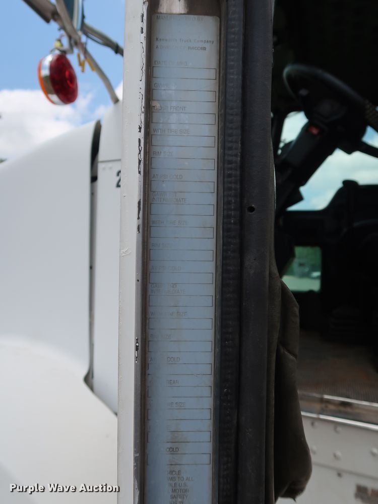 image for item DG4014 2000 Kenworth T800B semi truck