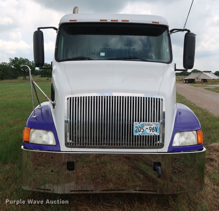 image for item DG4026 2000 Volvo VNM semi truck
