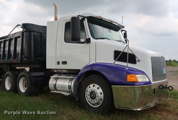 image for item DG4026 2000 Volvo VNM semi truck