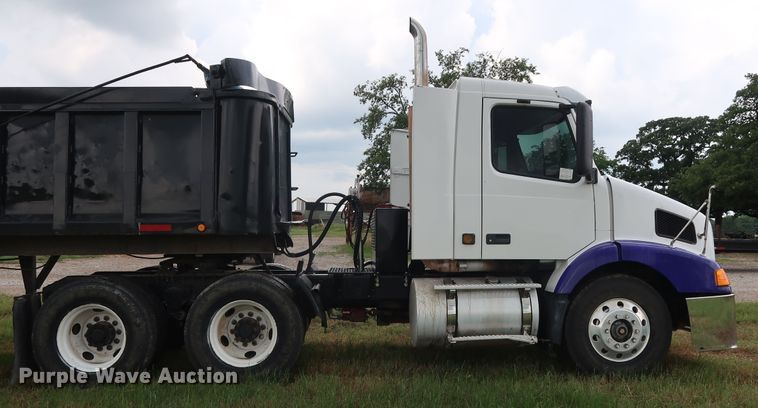 image for item DG4026 2000 Volvo VNM semi truck