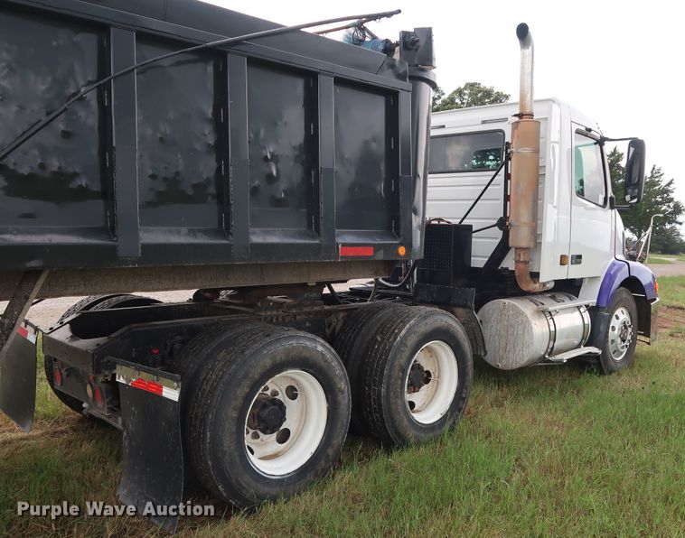 image for item DG4026 2000 Volvo VNM semi truck