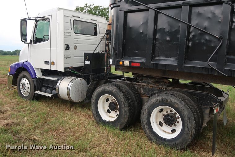 image for item DG4026 2000 Volvo VNM semi truck