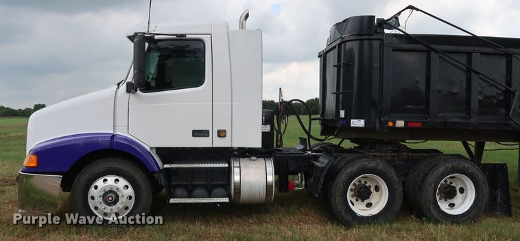 image for item DG4026 2000 Volvo VNM semi truck