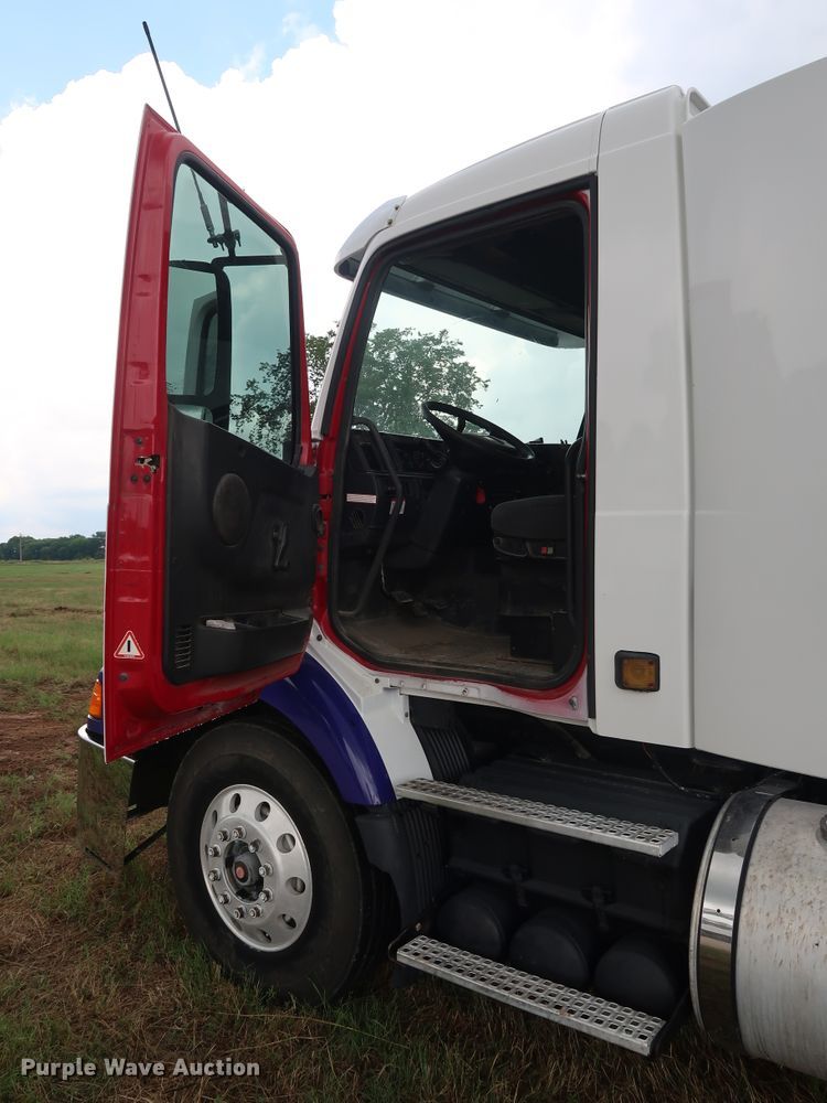 image for item DG4026 2000 Volvo VNM semi truck