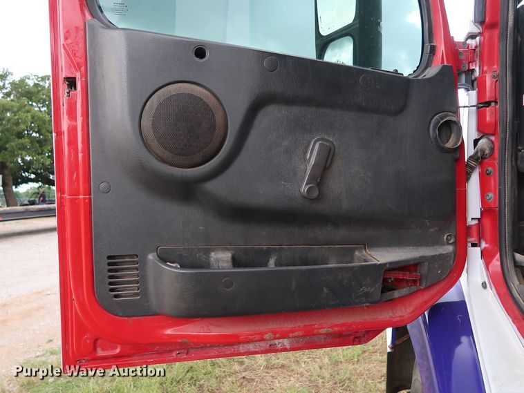 image for item DG4026 2000 Volvo VNM semi truck