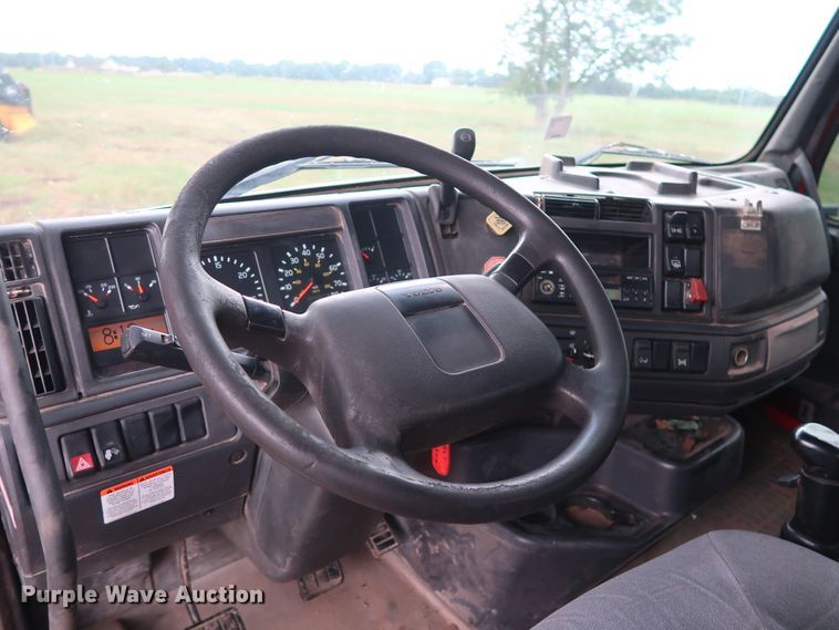 image for item DG4026 2000 Volvo VNM semi truck