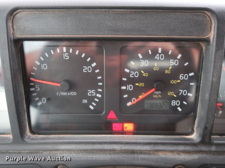 image for item DG4026 2000 Volvo VNM semi truck