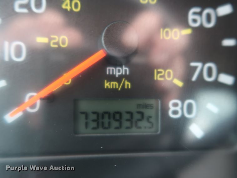 image for item DG4026 2000 Volvo VNM semi truck